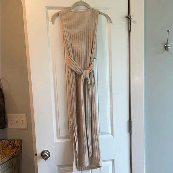 Elegant Beige Sleeveless Dress - Picture 2 of 3